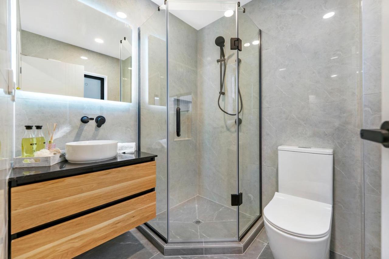 Luxury Brand New Designer Living Apartment Auckland Exterior photo